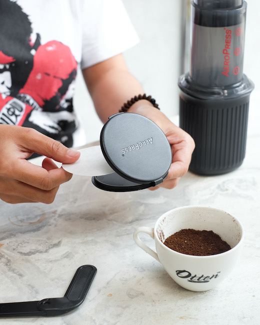 mengambil filter kopi AeroPress