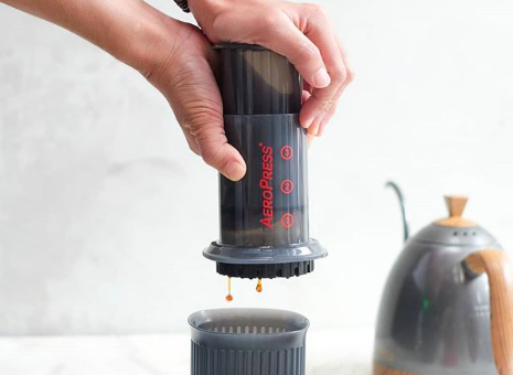 menekan ekstraksi aeropress