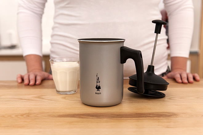 milk frother dari alat kopi bialetti