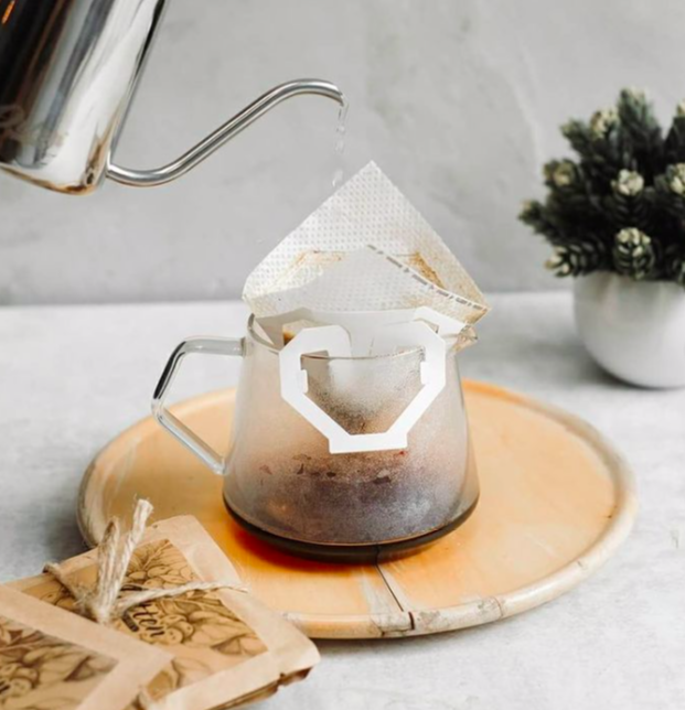 membuat kopi dengan drip coffee