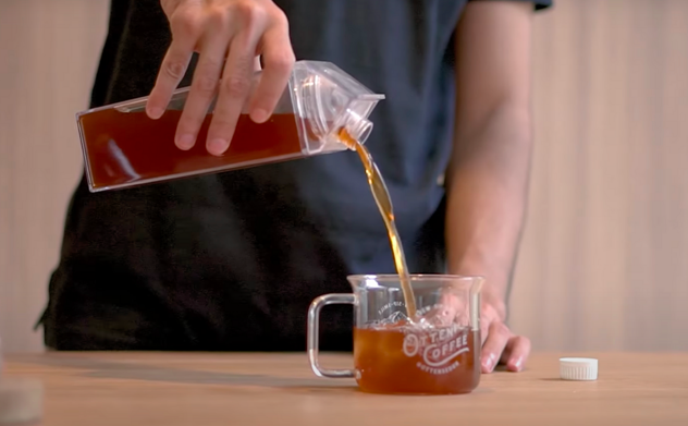 menuangkan kopi cold brew