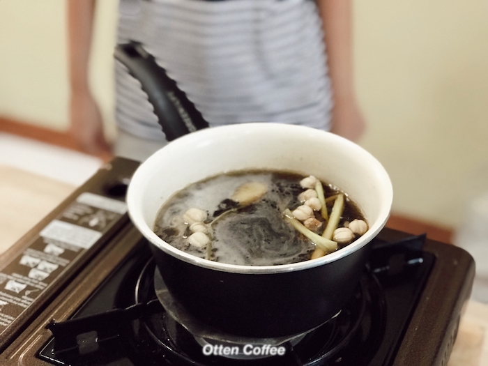 memasak kopi dengan bahan rempah dalam panci rebus