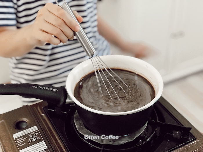 mengaduk kopi di panci panas