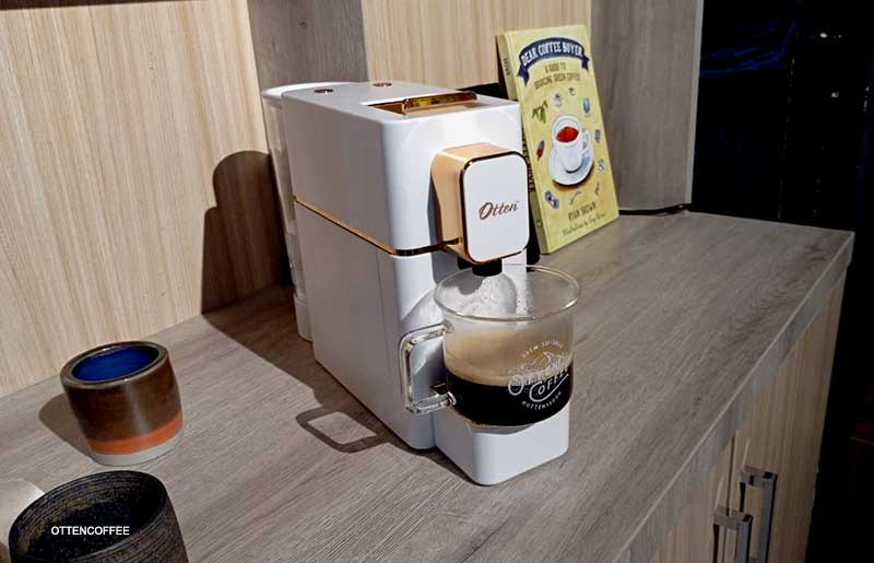 mesin kopi kapsul otten veloce sedang mengekstraksi espresso