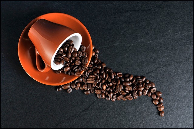 segelas kopi dan kafein di dalamnya