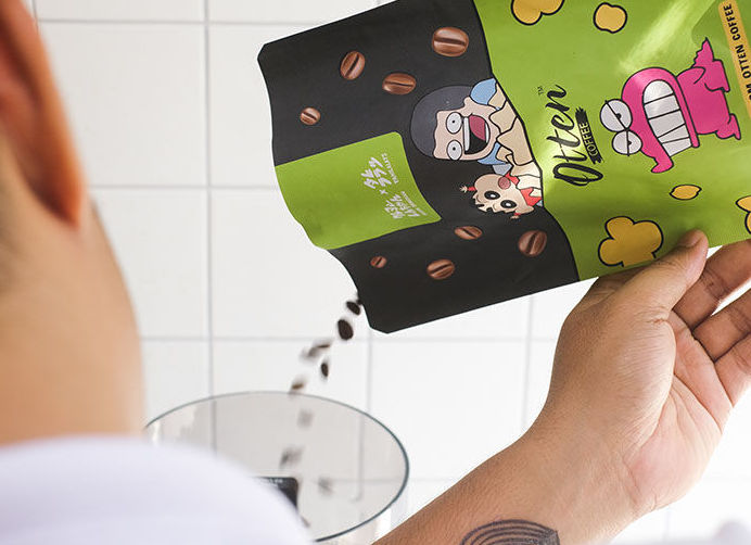 menuangkan biji kopi