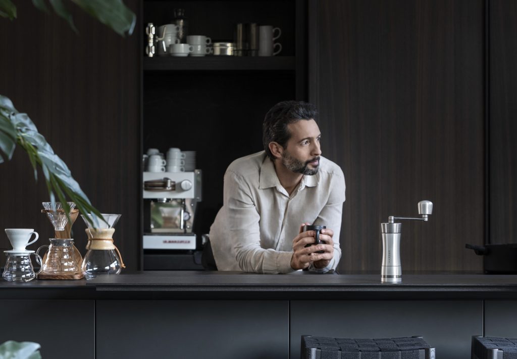 menikmati kopi dengan mesin kopi