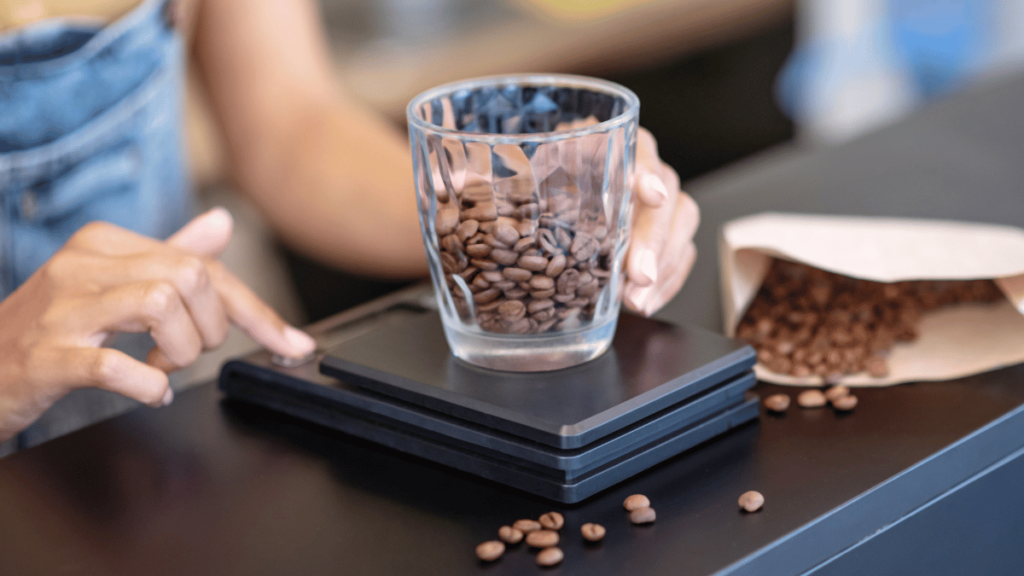 menakar rasio kopi pada timbangan kopi