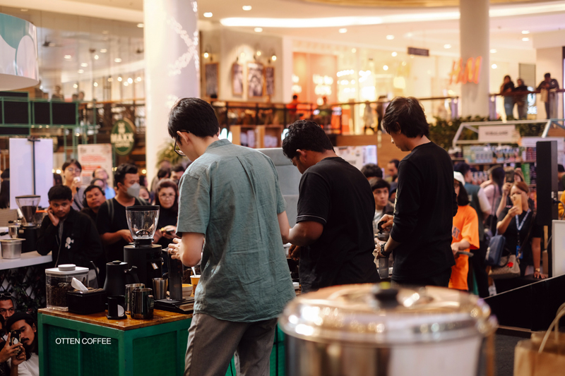 peserta bertanding membuat kopi aeropress