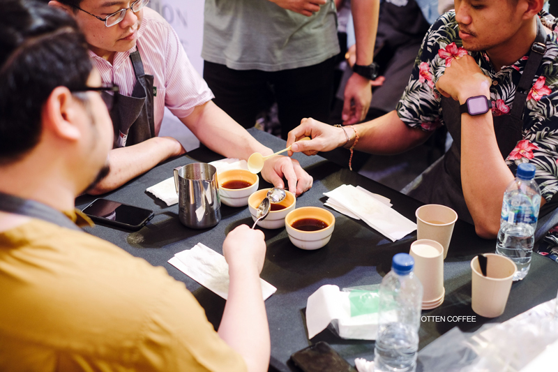 juri mencicip kopi seduhan peserta