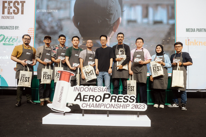 para juri berfoto bersama