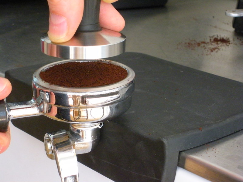 tamping espresso