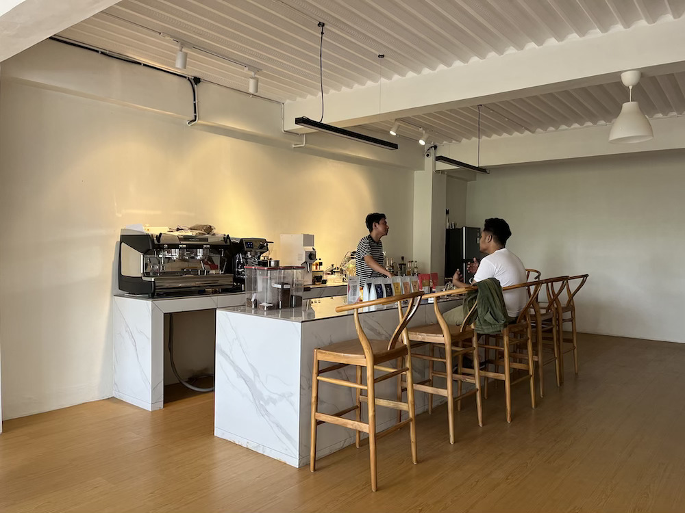 barista sedang berbincang dengan pelanggan di composure slow bar
