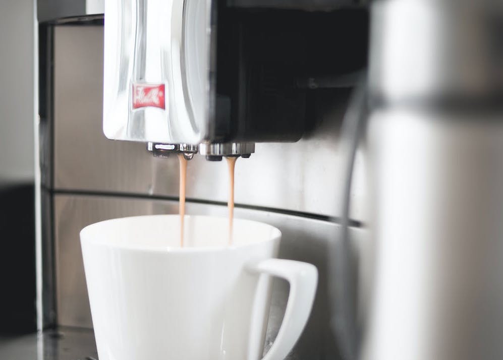 espresso keluar dari mesin kopi