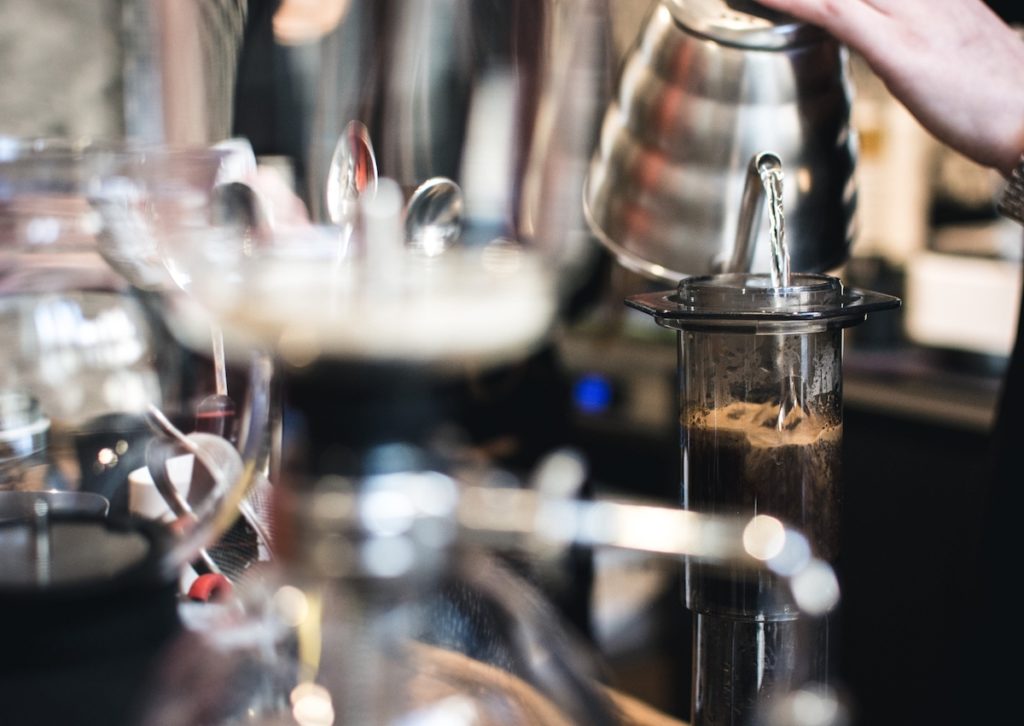 menuang air panas ke aeropress