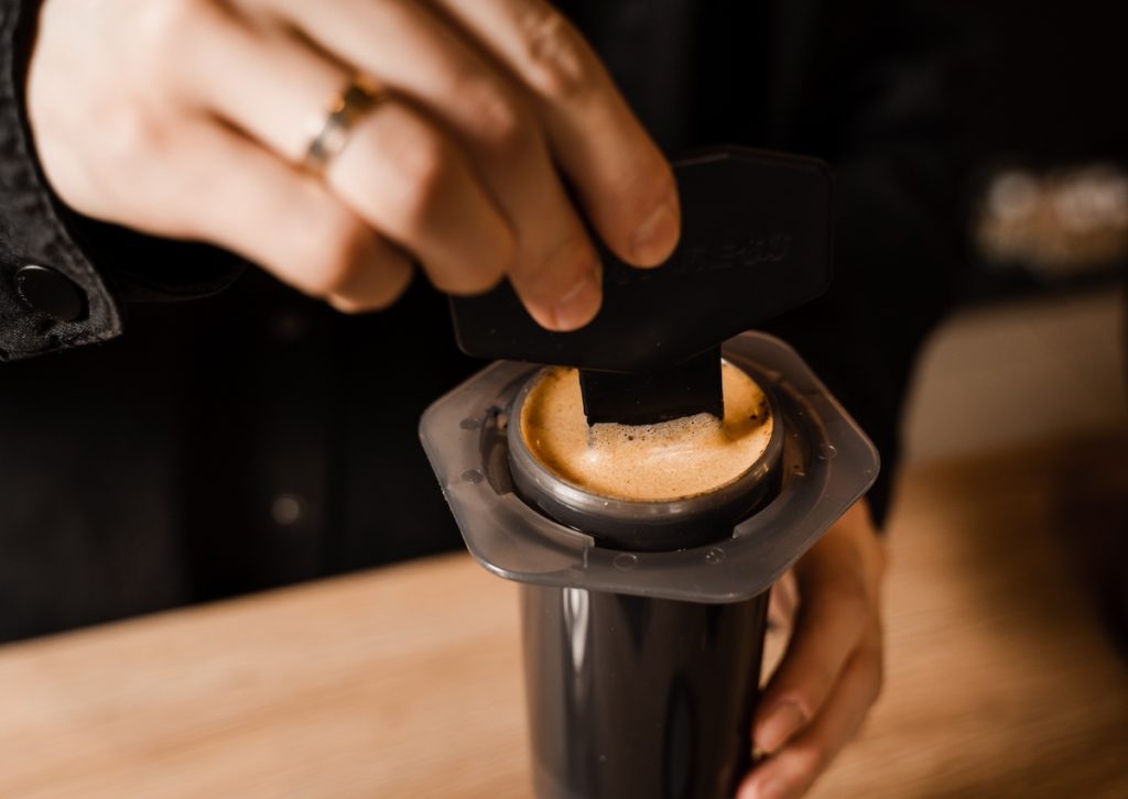 mengaduk kopi di aeropress