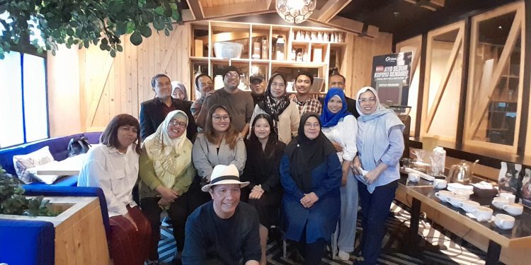 para jurnalis berfoto bersama di Oria Hotel rayakan Hari Pers dengan kompetisi kopi Latte Art oleh Otten Coffee