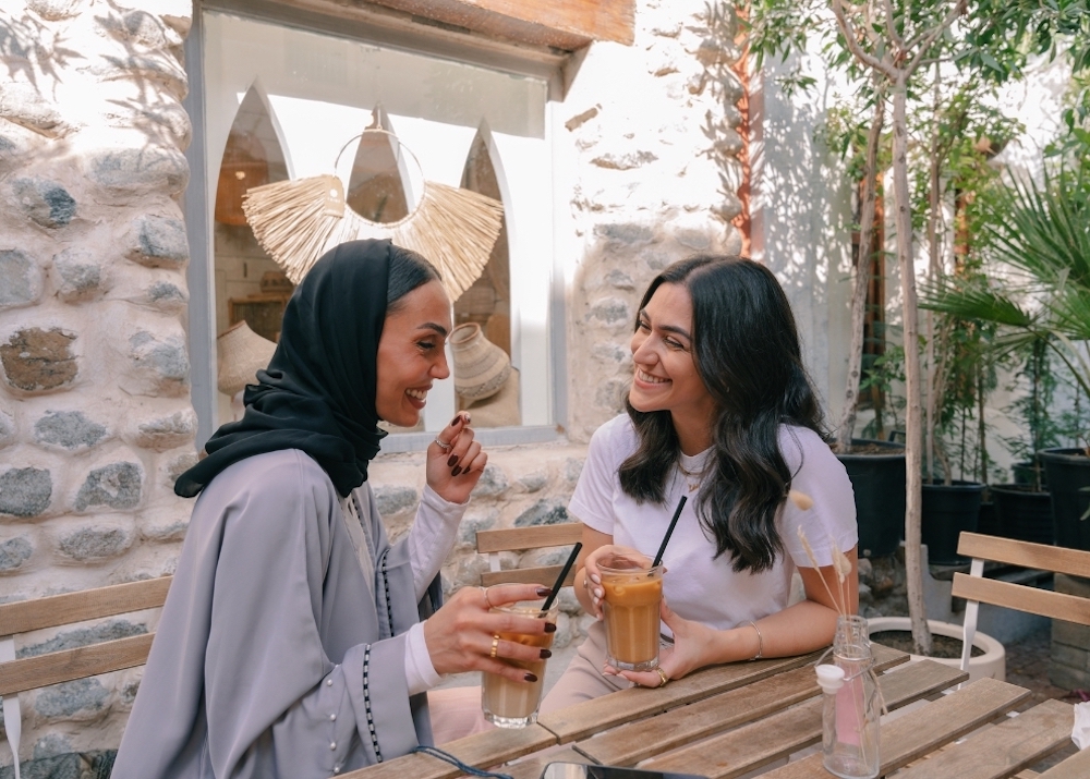 perempuan minum kopi di cafe