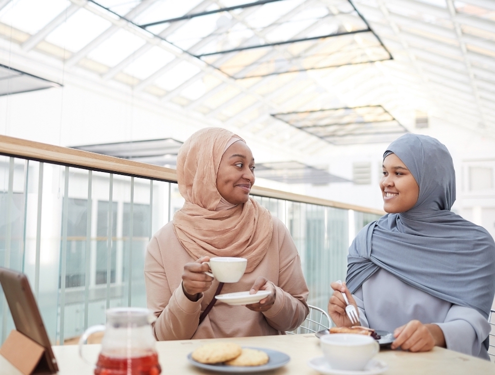 perempuan minum kopi