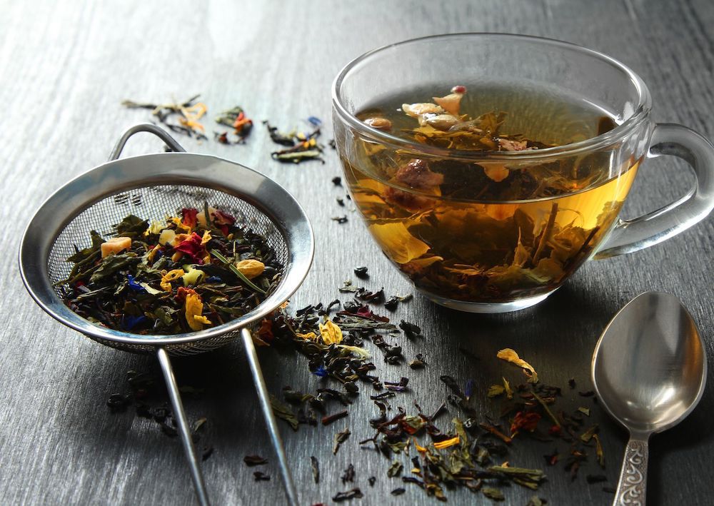 secangkir teh herbal