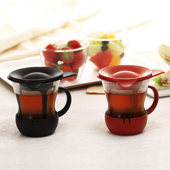 Hario tea brewer on brewing