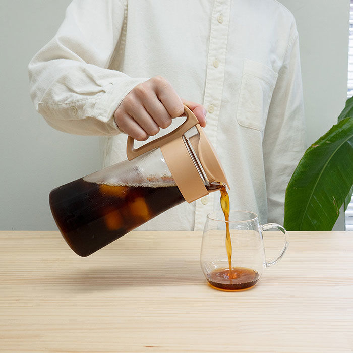 hario cold brew mizudashi pouring coffee