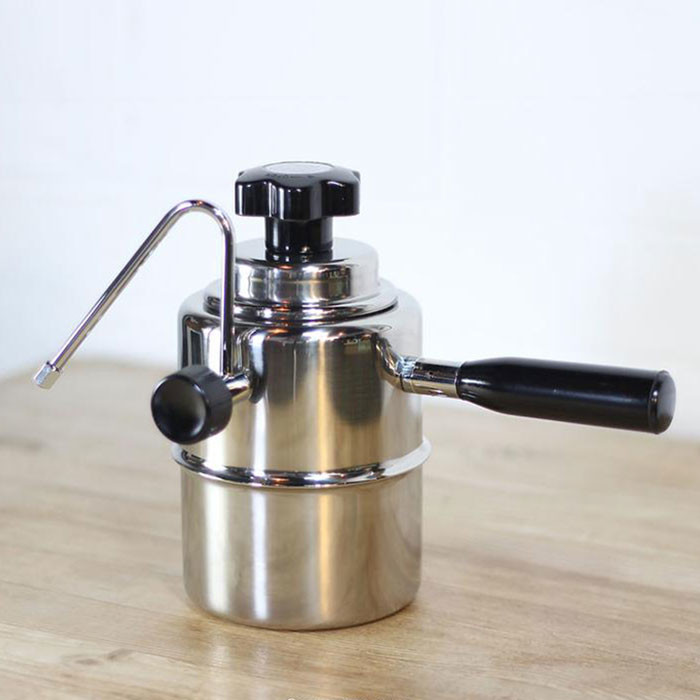 Sebelum buat latte art, Susu harus di uap kan dengan alat kopi yang bernama Milk Frother.