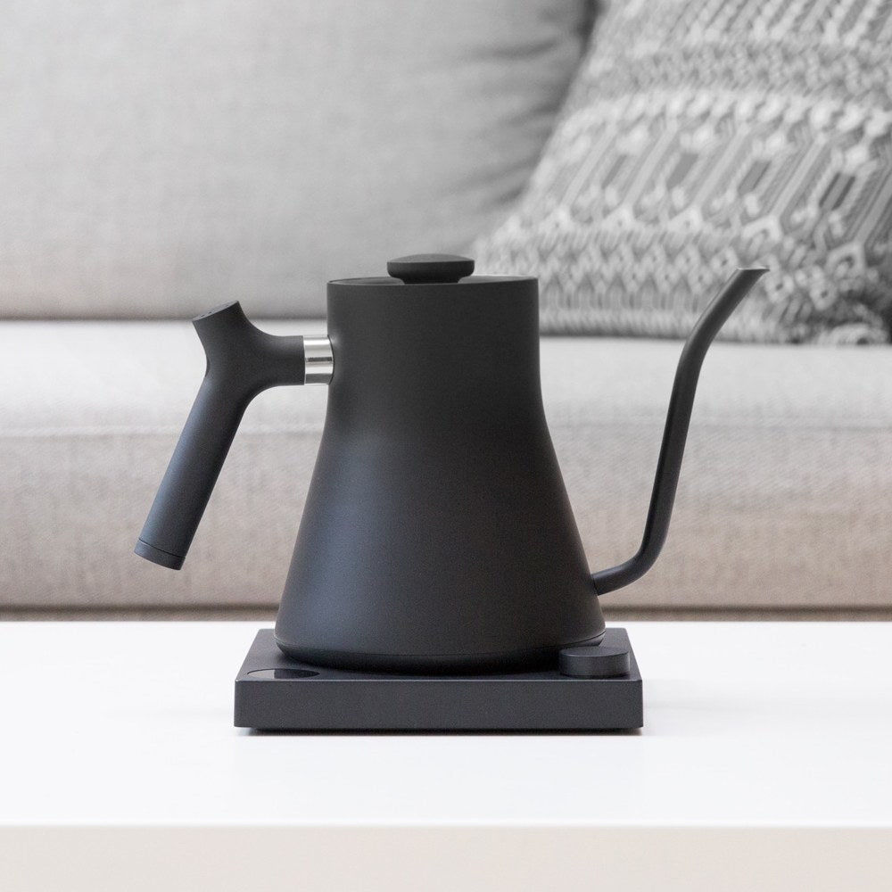 Kettel dengan corong seperti leher angsa ini, merupakan alat kopi penting juga, karena kettle mampu menuangkan air dengan baik.