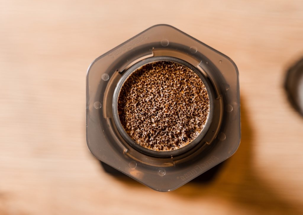 permukaan bubuk kopi di aeropress