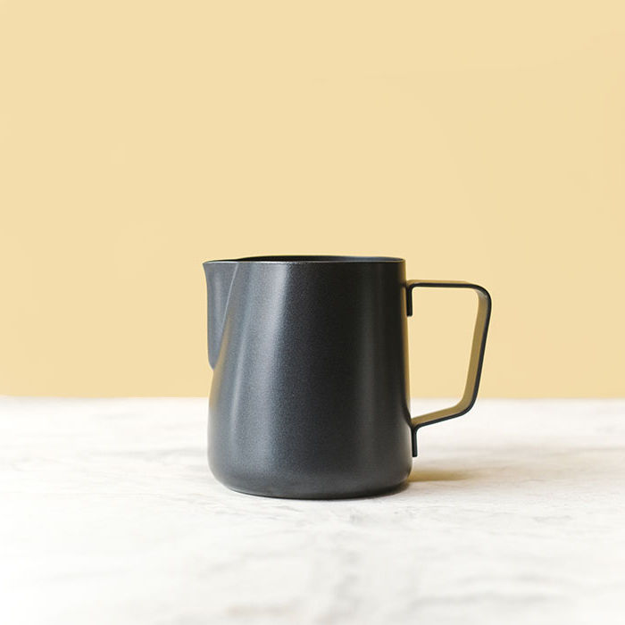 Alat kopi bernama Milk Jug dapat membantu kamu membuat latte art