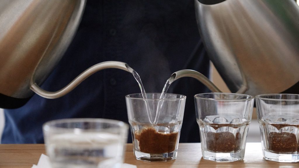 Teknik pouring punya pengaruh terhadap karakter kopi yang akan keluar.