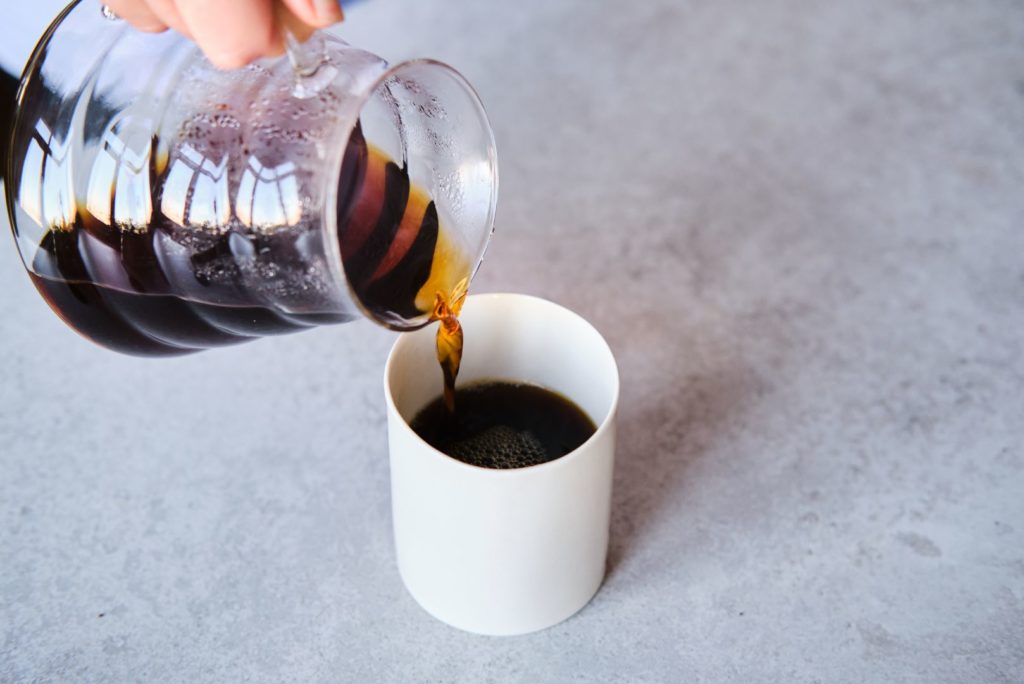 kopi hitam hasil seduh menggunakan alat kopi manual seperti v60 atau aeropress