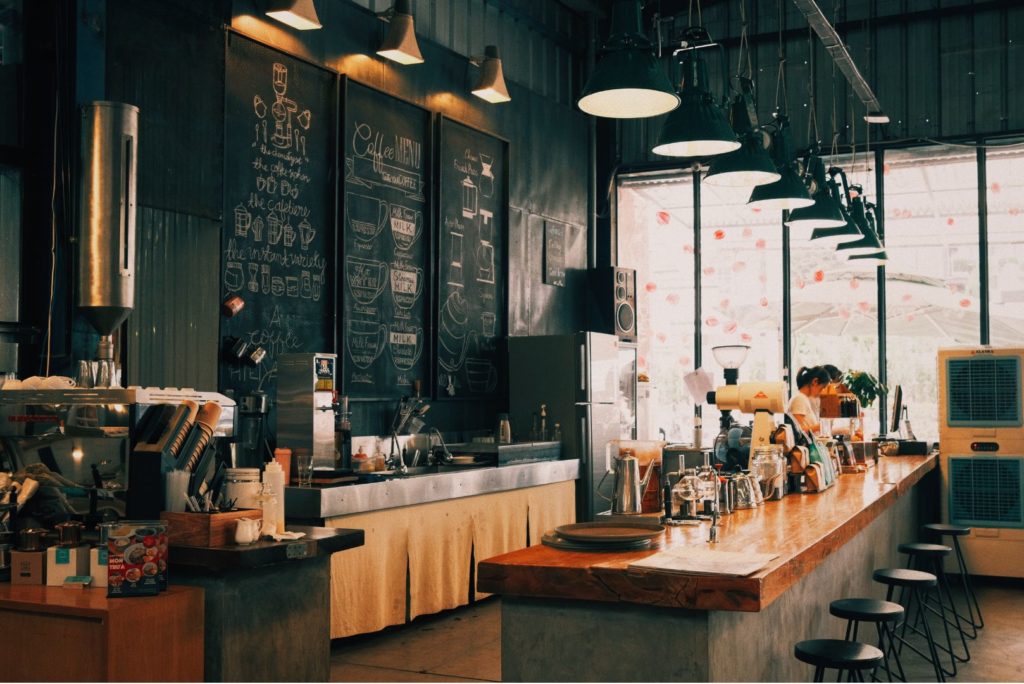 Suasana kafe dengan alat kopi yang keren