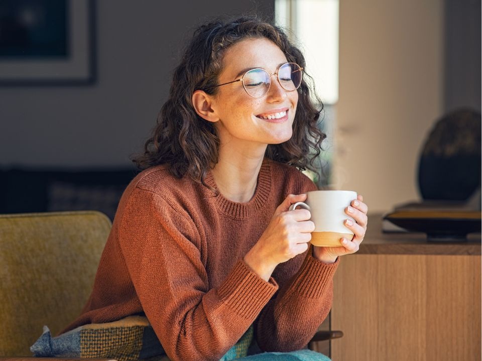 wanita ini sedang menikmati kopi setelah membaca fakta minum kopi