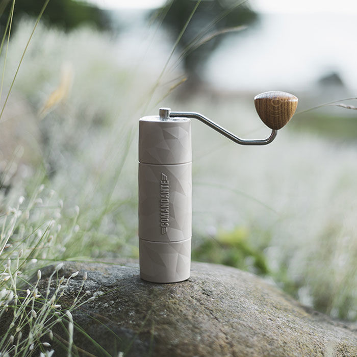 Manual grinder dari commadante ini menghasilkan gilingan kopi yang konsisten.