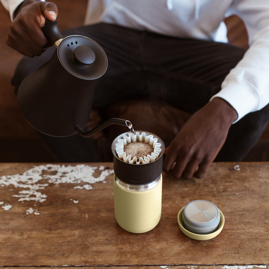 menuang kopi dengan fellow kettle