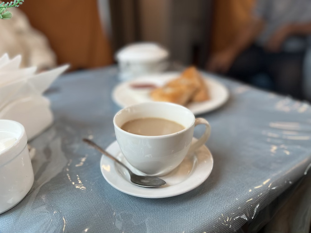 secangkir kopi ala cafe di kereta KAZAKHSTAN
