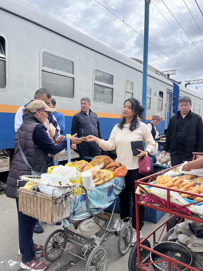 pedagang roti sebelum masuk kereta KAZAKHSTAN