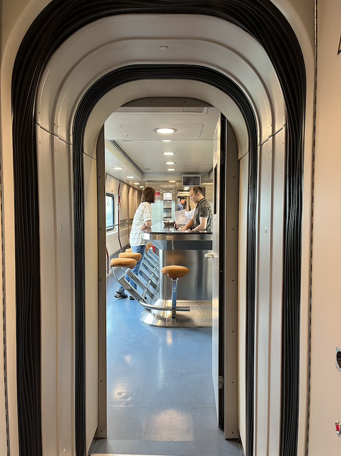 bar di dalam kereta KAZAKHSTAN
