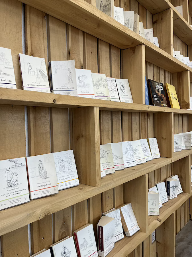 deretan buku di Tary Cofee House