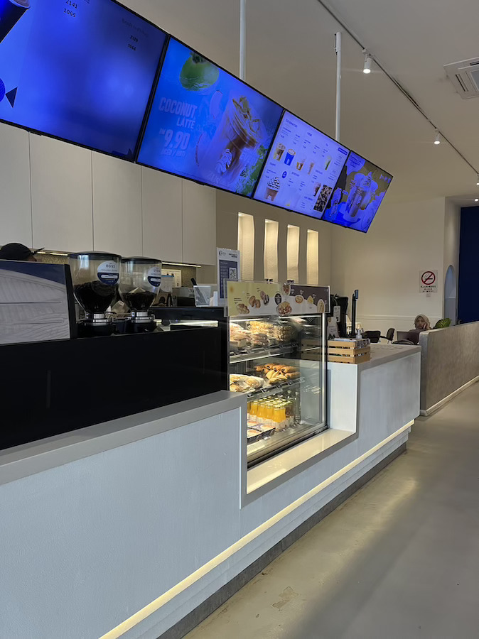 meja bar ZUS COFFEE SEPANG MALAYSIA pilihan menu kopi dan kuliner
