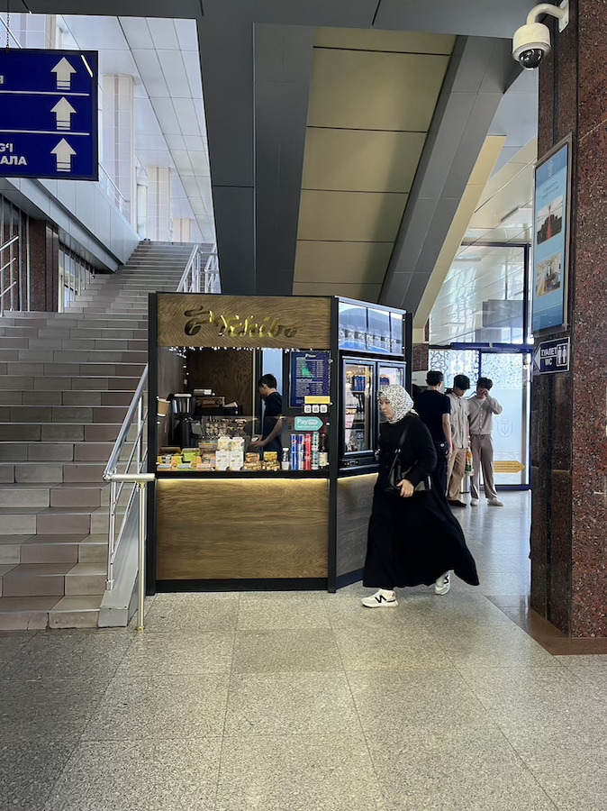 Kios Kopi Di Pojokan Stasiun