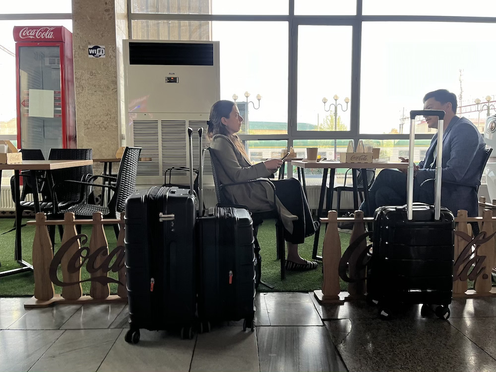 Suasana ngopi di Stasiun Tashkent