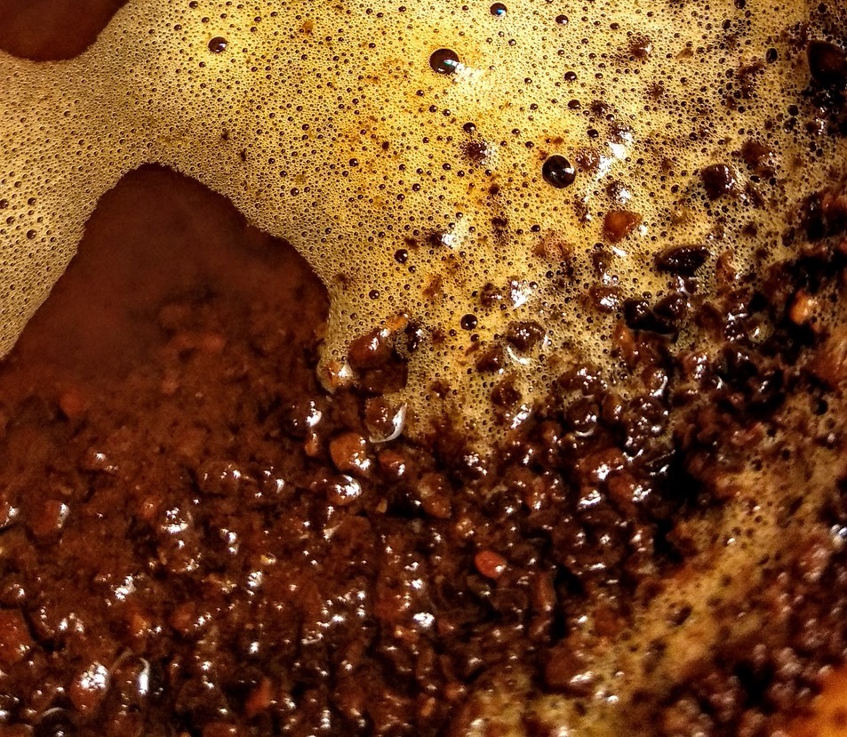 Proses blooming saat menyeduh kopi.