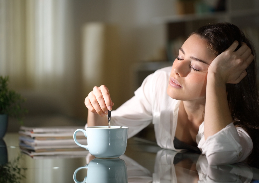perempuan ngopi di kantor