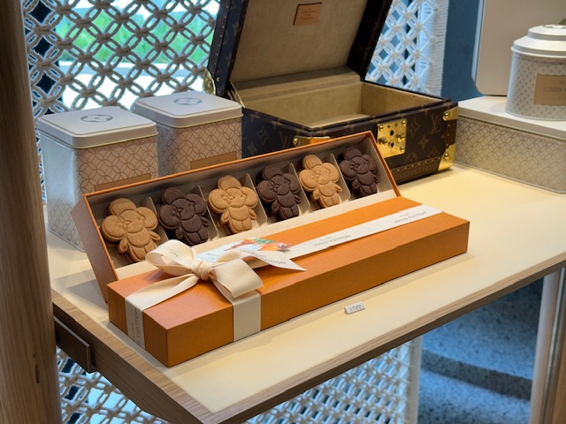 pajangan di louis vuitton cafe