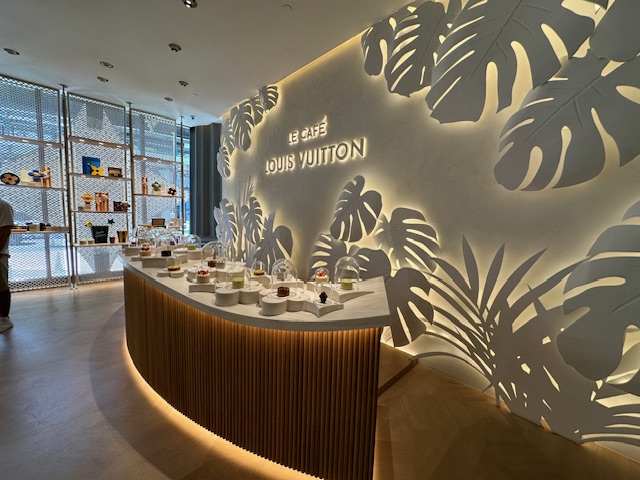 interior di cafe Louis Vuitton