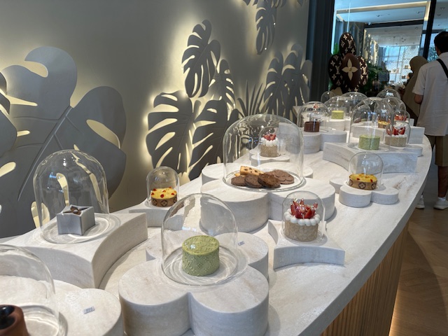suasana cafe Louis Vuitton