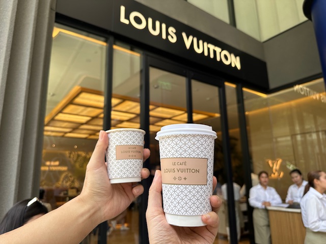 cup premium di louis vuitton cafe