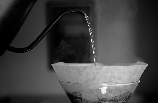 Saat melakukan pouring ke kopi. Kamu bisa mengikuti cara dibawah ini agar pouring kamu makin maksimal